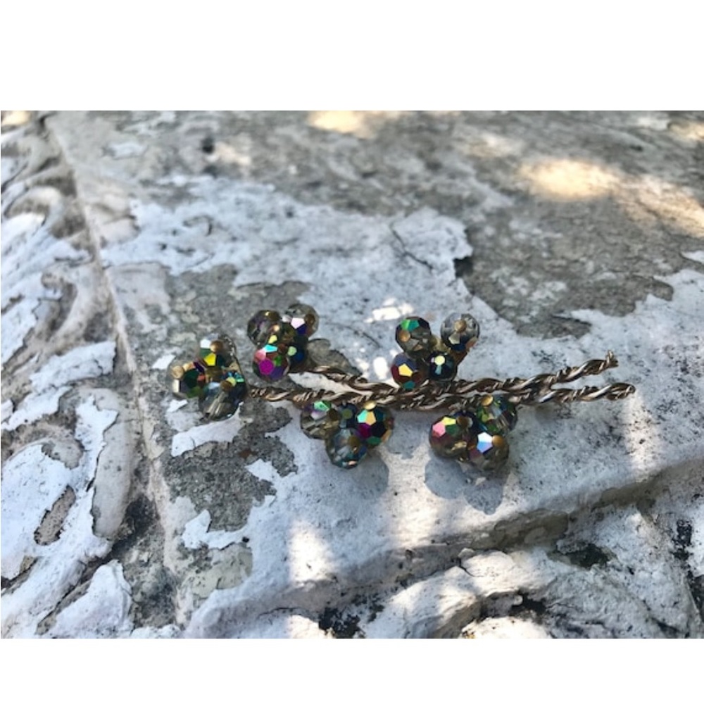 🖤 Vintage 1950’s Aurora Borealis AB Rhinestone Flower Pin